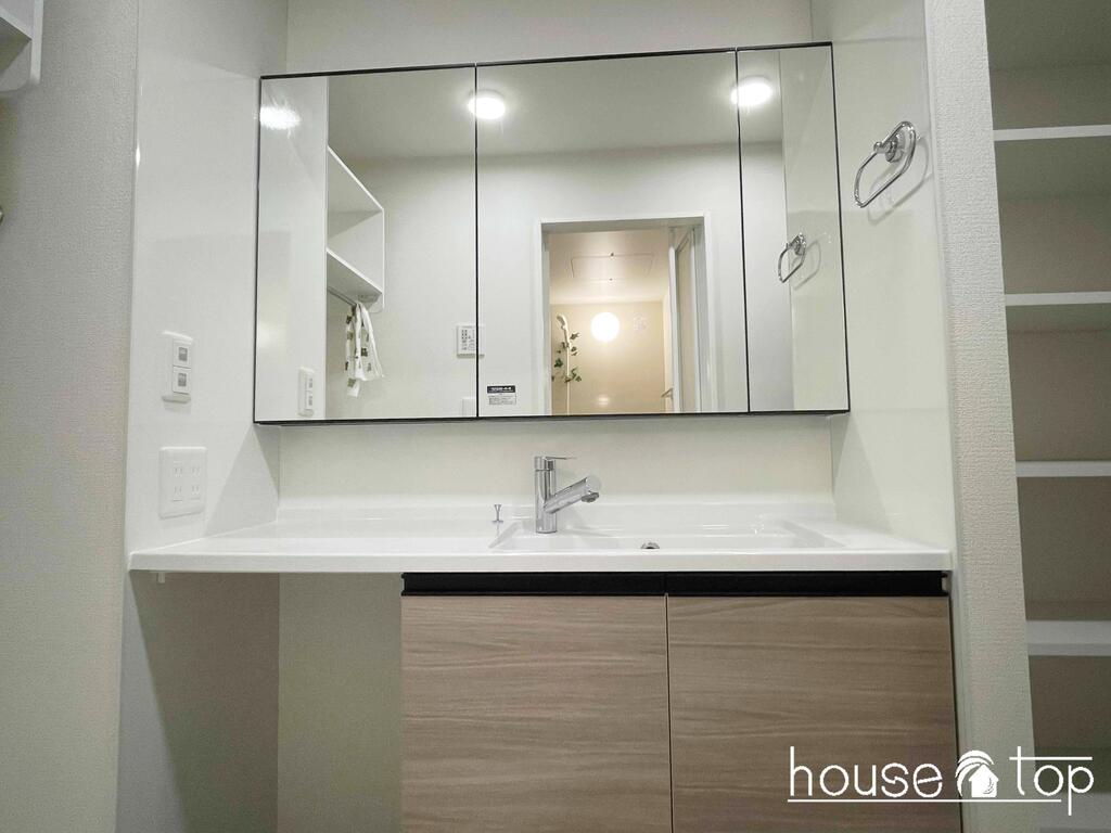 洗面設備　脱衣場にはカゴなど収納出来る収納スペースも確保