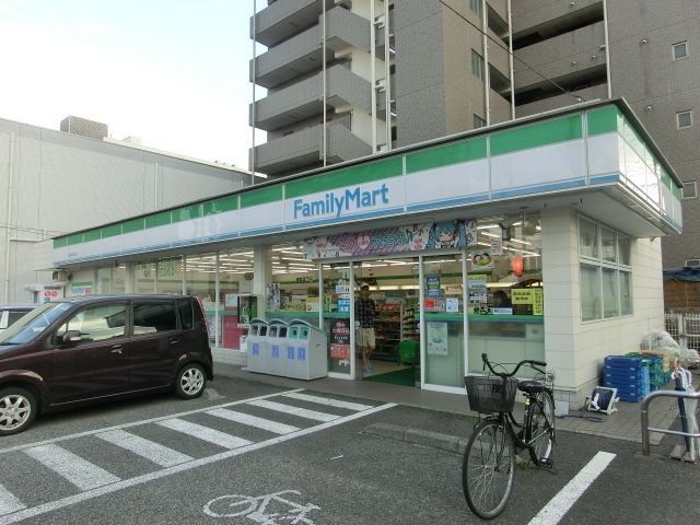コンビニ　ファミリーマート（コンビニ）まで1057m
