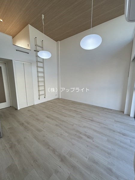 その他部屋・スペース　天井が高く開放感のリビング