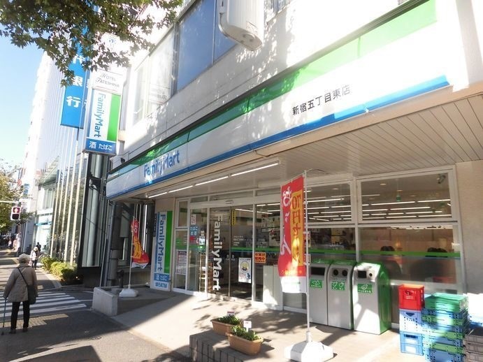 コンビニ　ファミリーマート新宿五丁目東店（コンビニ）まで124m