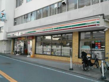 コンビニ　セブンイレブン六浦駅前店（コンビニ）まで734m