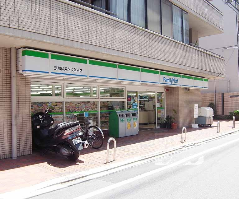 コンビニ　ファミリーマート京都伏見区役所前店（コンビニ）まで24m
