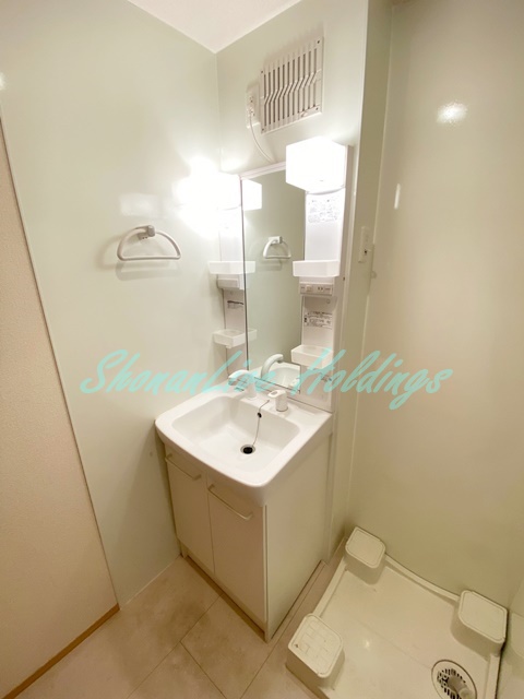 洗面設備　明るい洗面所です