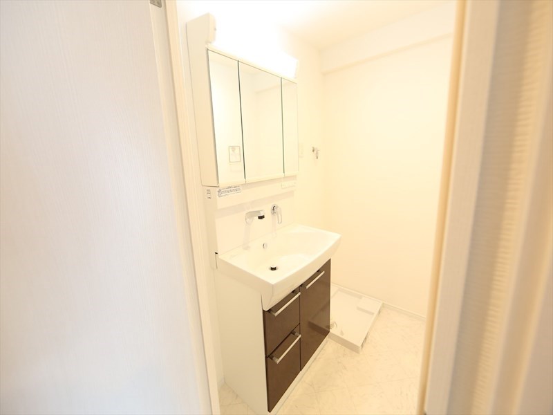 洗面設備　脱衣所　独立洗面台（シャンプードレッサー付）収納スペース有