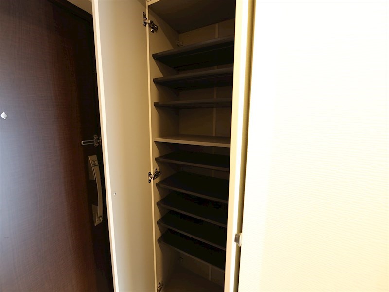 玄関　玄関　シューズボックス　姿見鏡付き（収納充実してます）