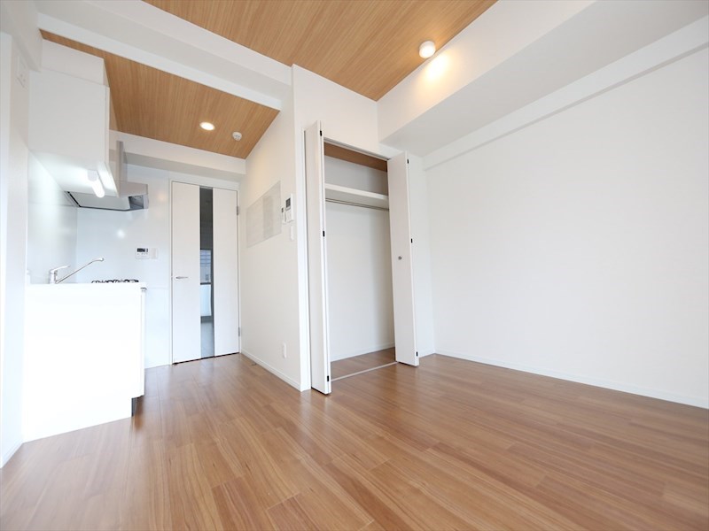 居室・リビング　洋室9帖　システムキッチン　クローゼット付　バルコニー