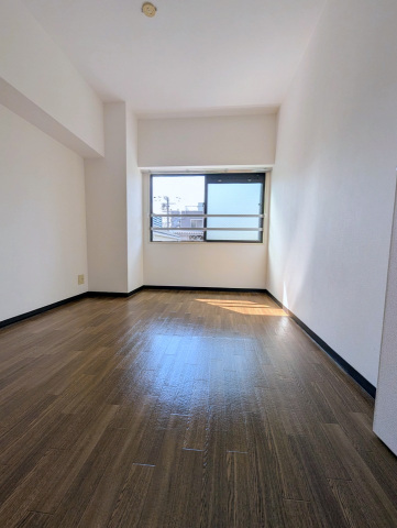 居室・リビング　南向きの明るい洋室