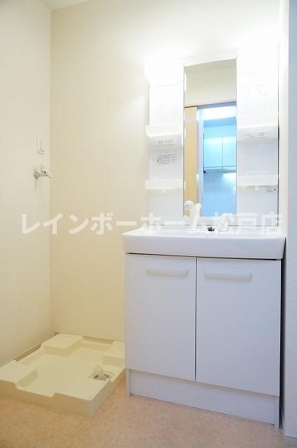 洗面設備　明るい洗面所です