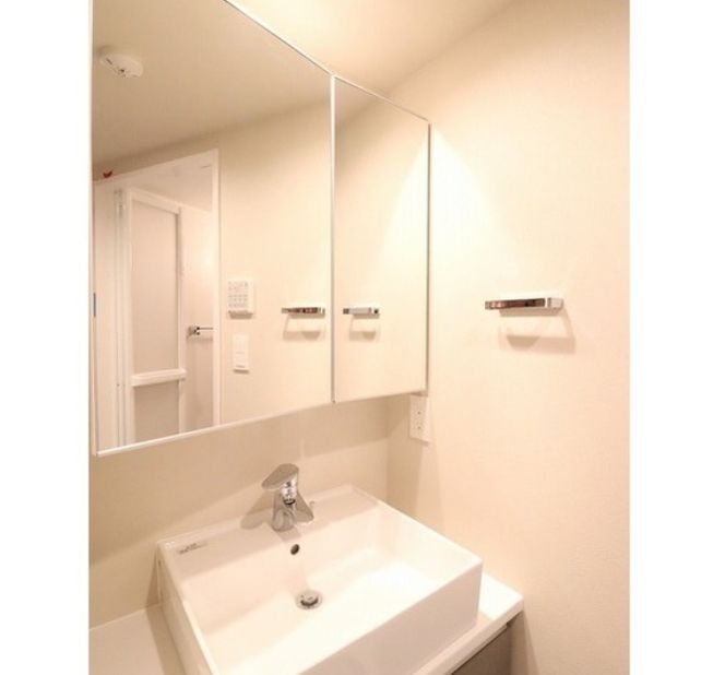 洗面設備　独立洗面化粧台が付いています