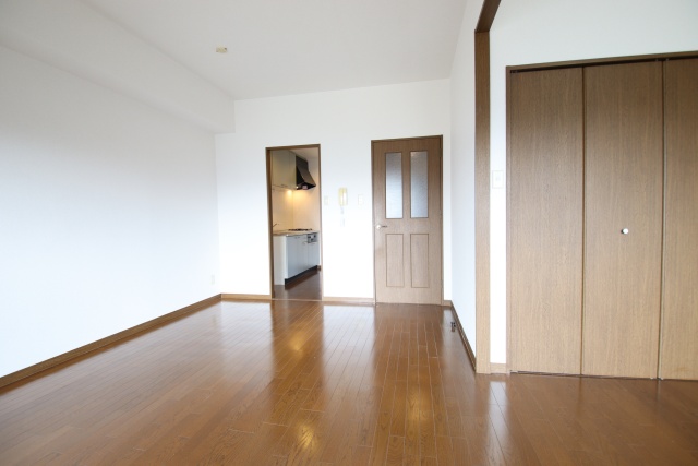 居室・リビング　※別号室の写真のため、現状優先となります。