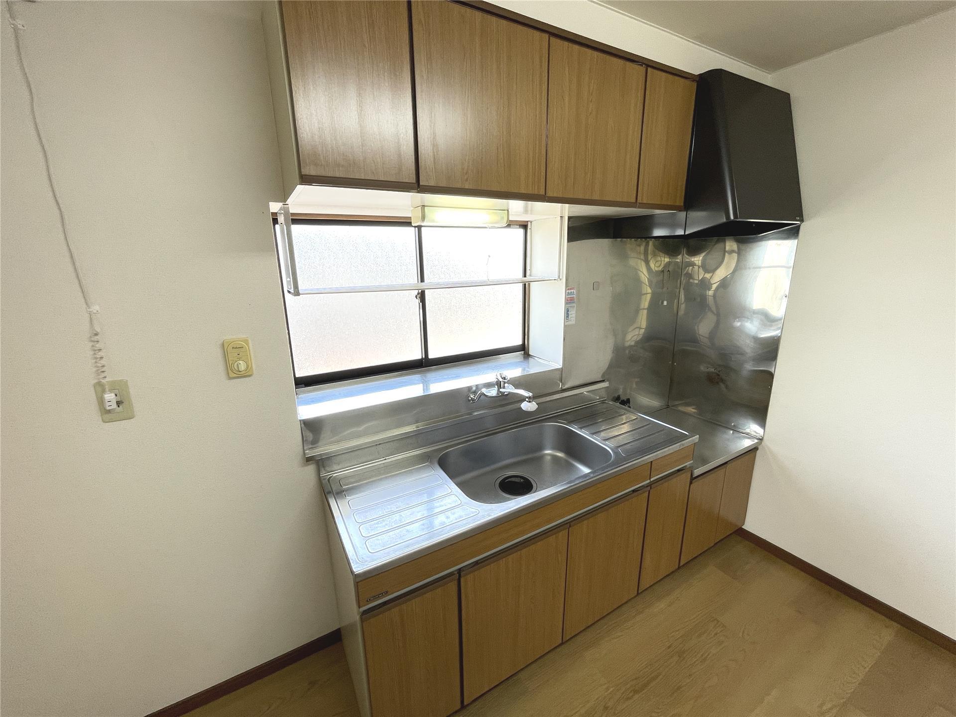 キッチン　換気も出来る窓もあるキッチンです☆