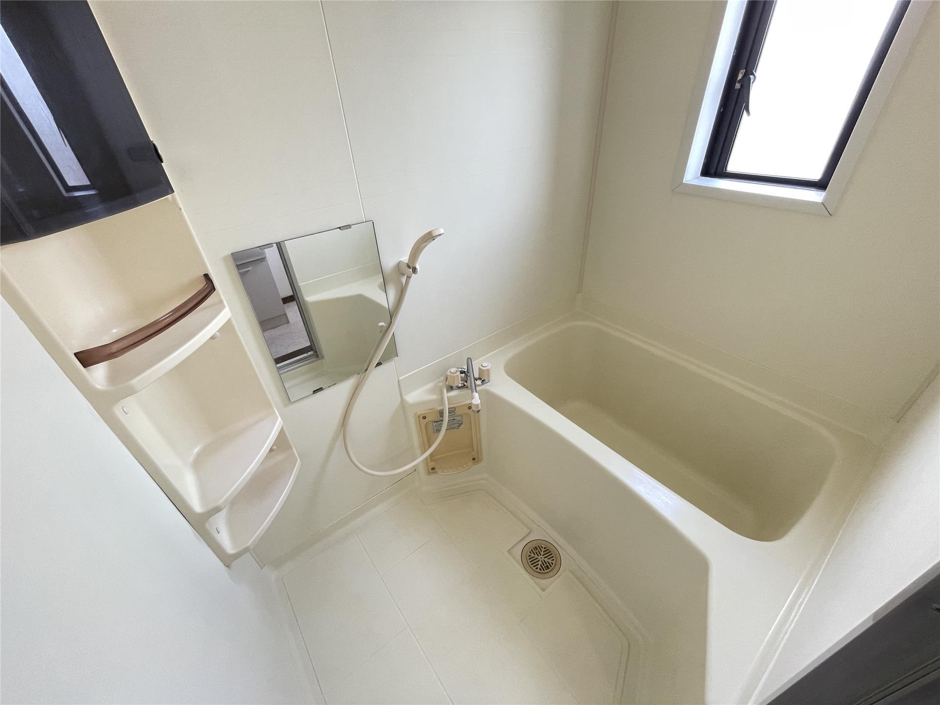 バス・シャワールーム　鏡＆シャワー付き☆窓があるので換気もラクラク♪