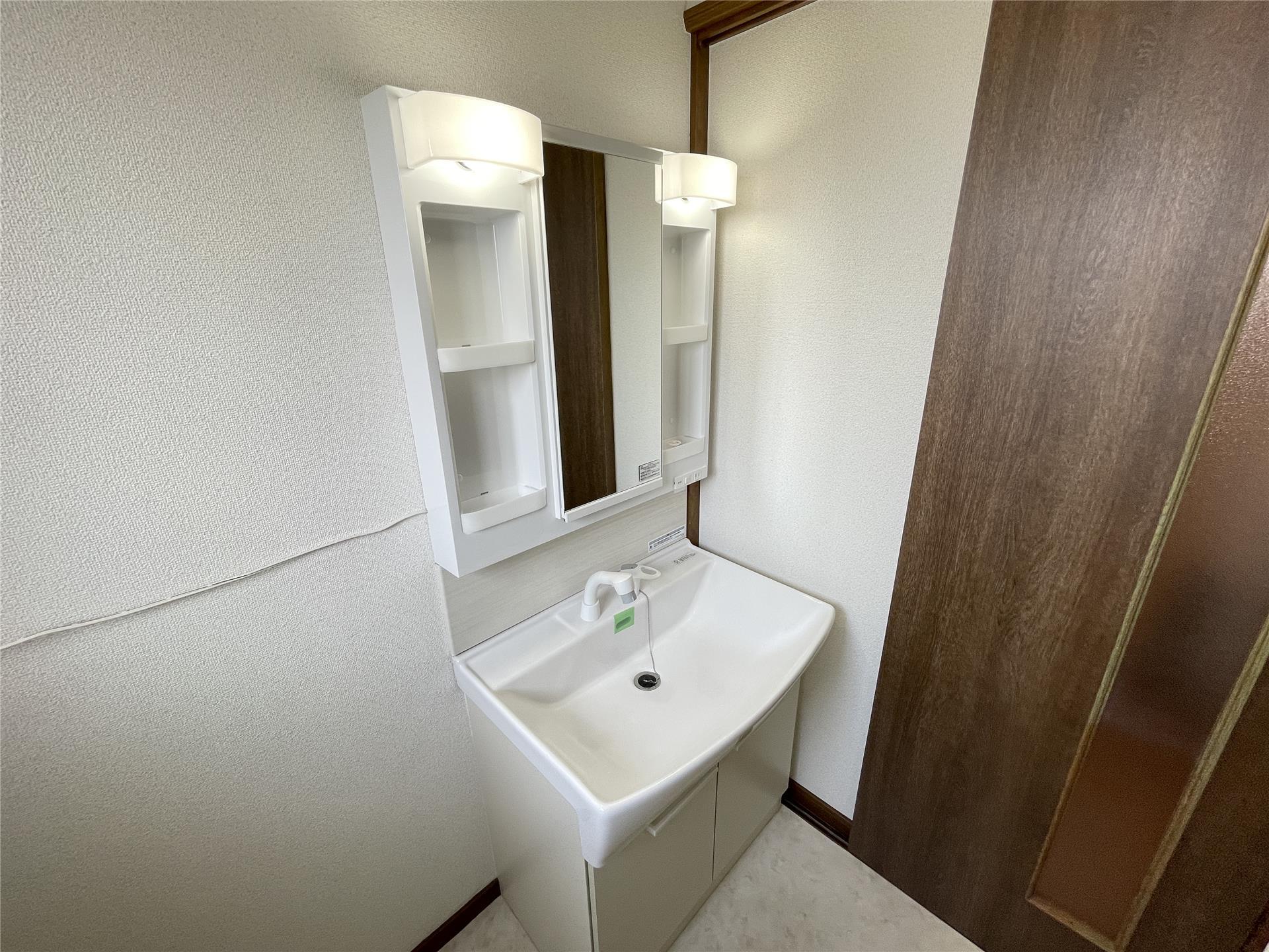 洗面設備　身支度に便利な洗面化粧台があります☆