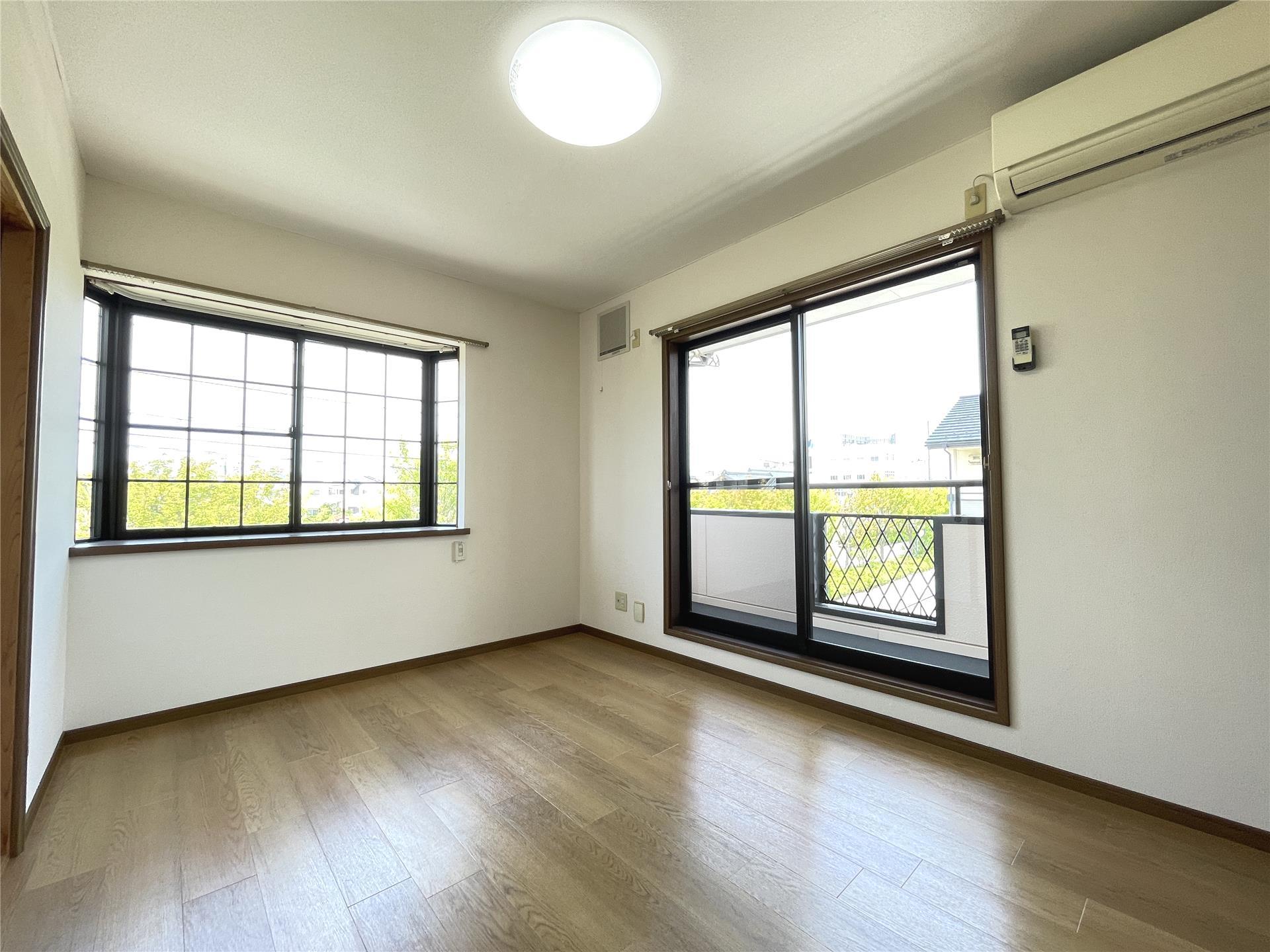 居室・リビング　2階角部屋♪2面採光で日当り良好☆