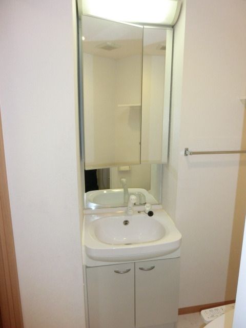 洗面設備　シャンプードレッサー付き独立洗面台