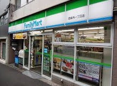 コンビニ　ファミリーマート 西麻布三丁目店（コンビニ）まで107m