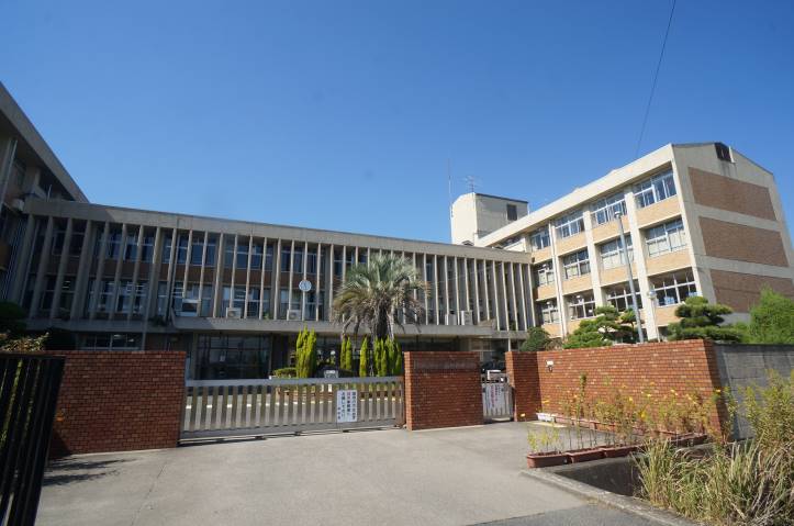 中学校　大和高田市立高田西中学校（中学校）まで2323m