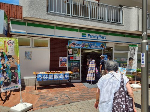 コンビニ　ファミリーマート 亀有三丁目店（コンビニ）まで101m