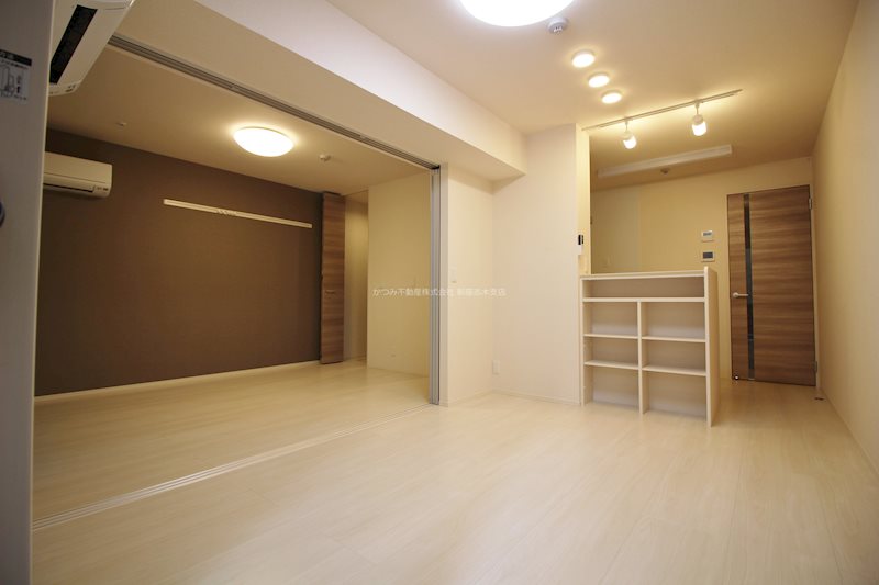 居室・リビング　同マンション別号室