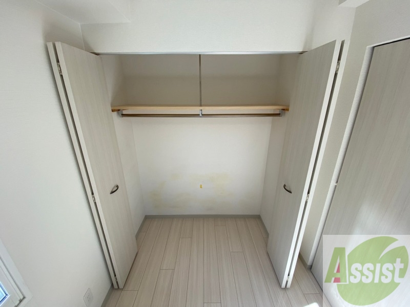 収納　こちらの収納にはハンガーをかけて服もしまえますね。