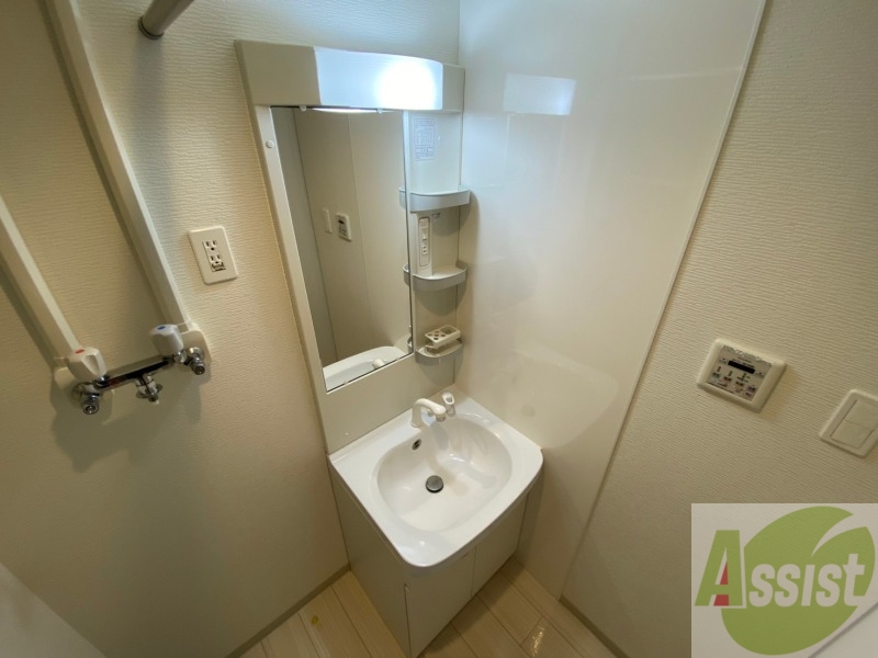 洗面設備　シャンプードレッサー。身支度はここでばっちりですね。