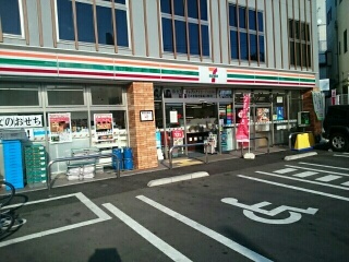 コンビニ　セブンイレブン（コンビニ）まで310m