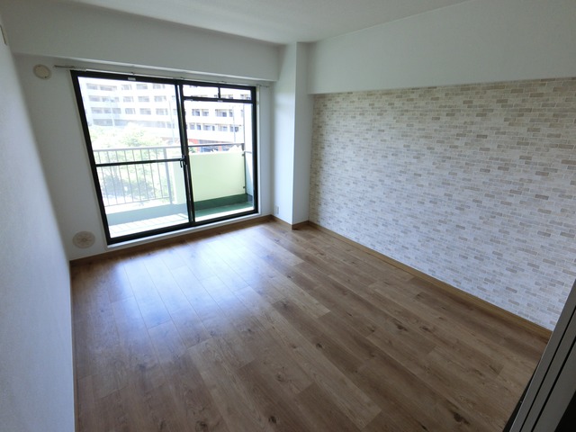 居室・リビング　アクセントクロス施工済