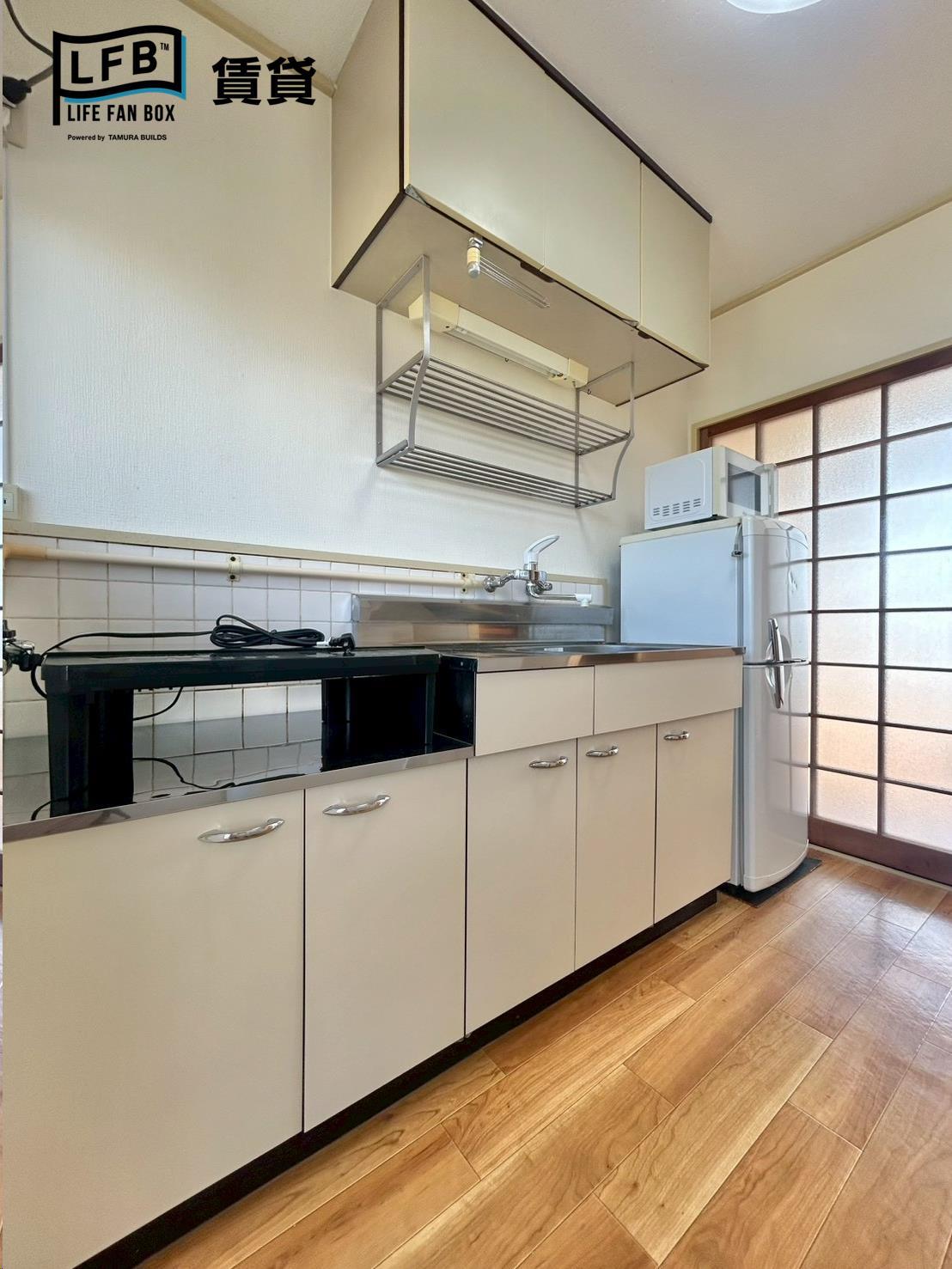 キッチン　※201号室の室内写真です。壁紙や床の色、仕様・設備が異なる