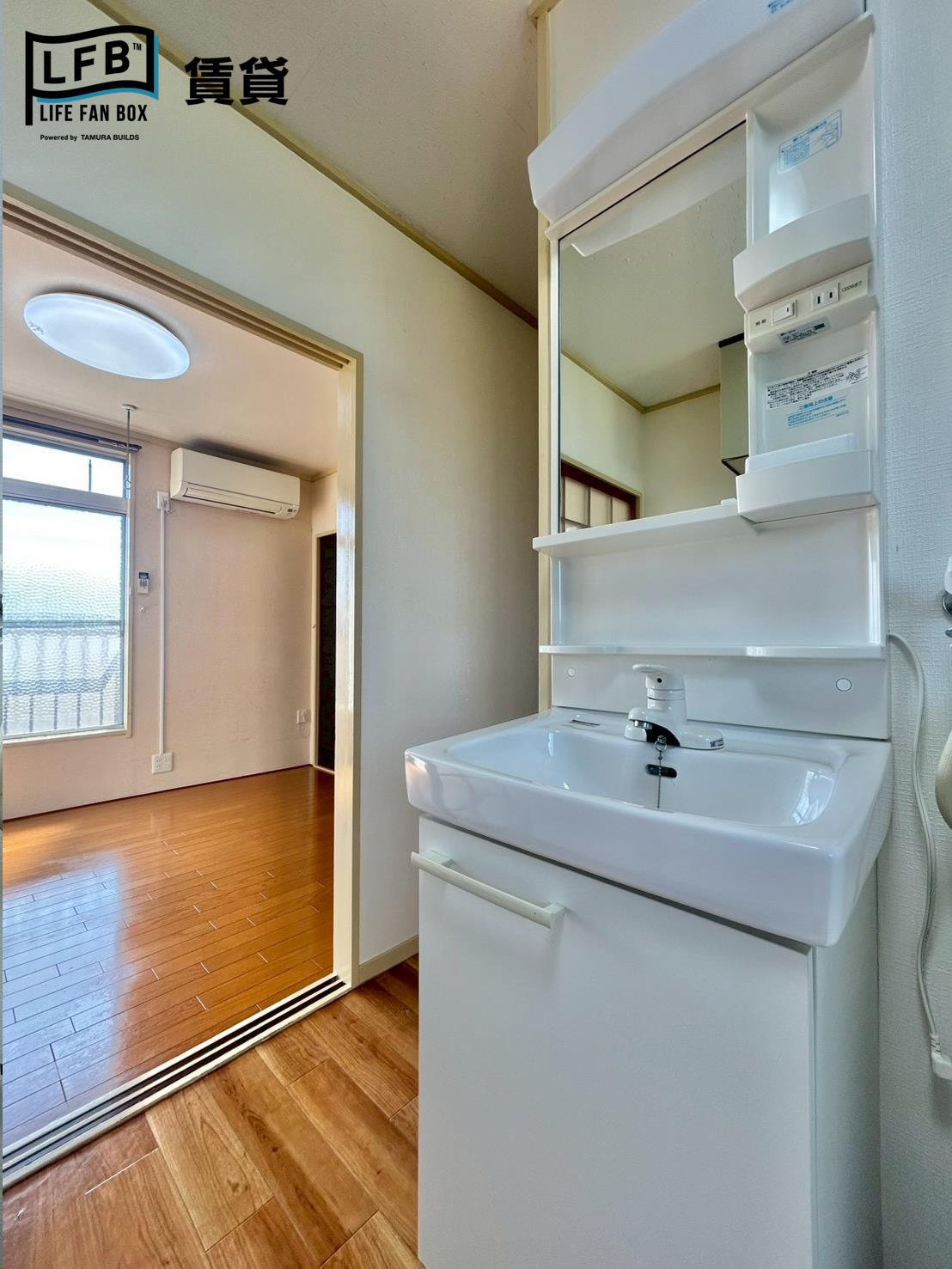 洗面設備　※201号室の室内写真です。壁紙や床の色、仕様・設備が異なる