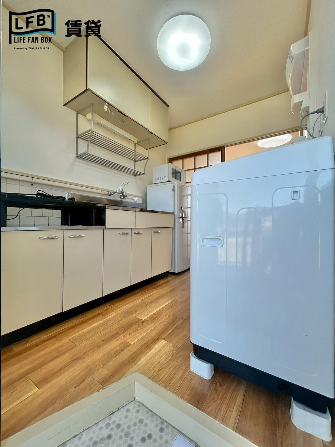 玄関　※201号室の室内写真です。壁紙や床の色、仕様・設備が異なる