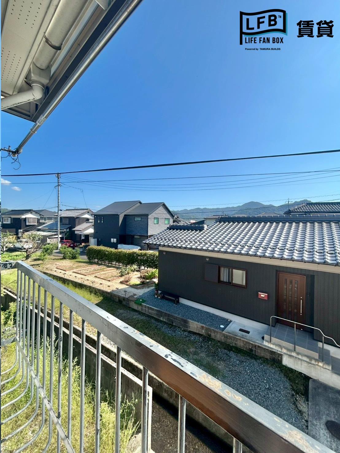 バルコニー　※201号室の室内写真です。壁紙や床の色、仕様・設備が異なる