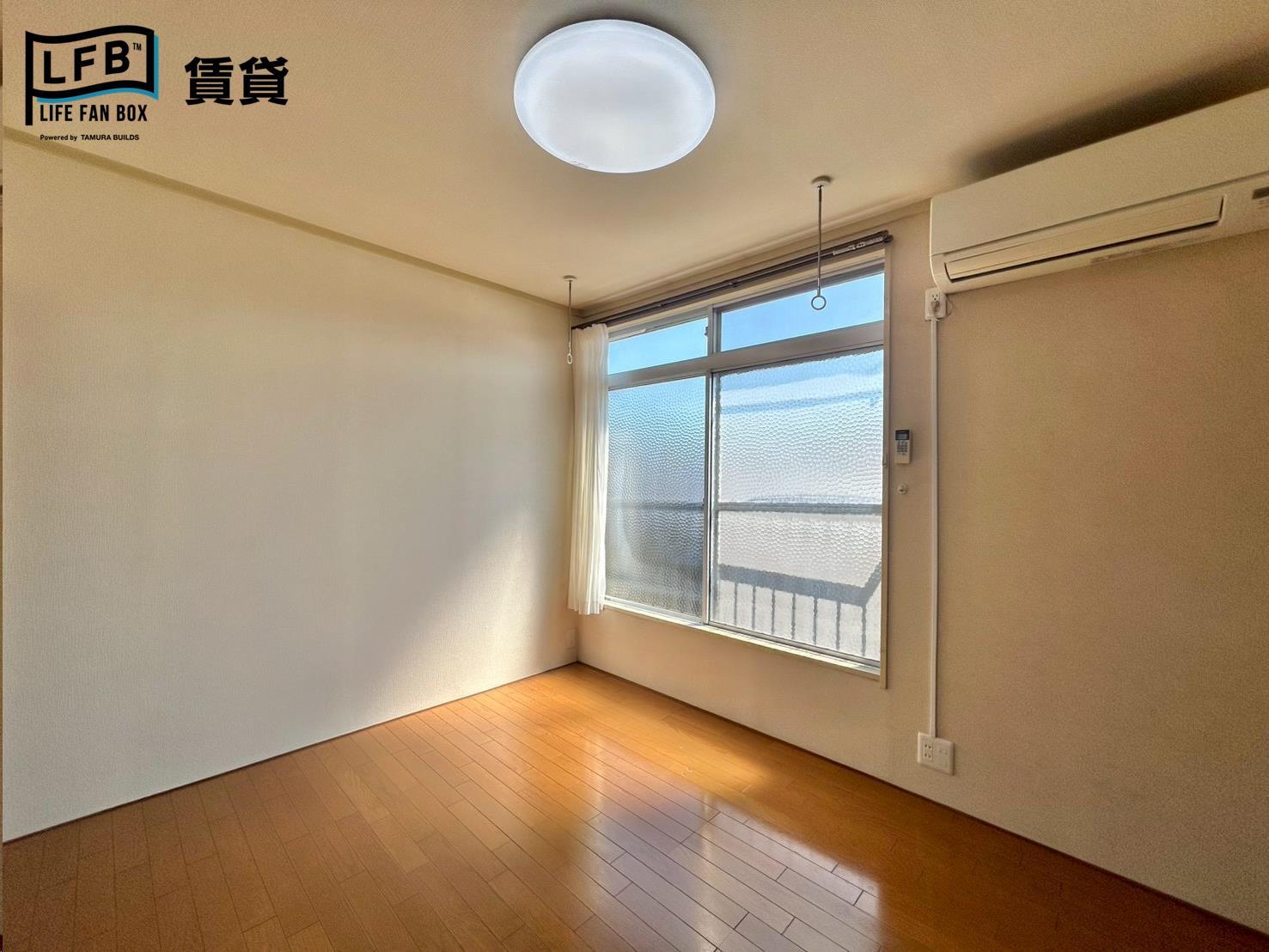 居室・リビング　※201号室の室内写真です。壁紙や床の色、仕様・設備が異なる