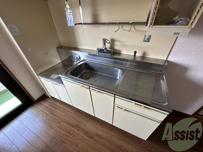 キッチン　２口ガスコンロも問題なく設置でき、収納もあります。