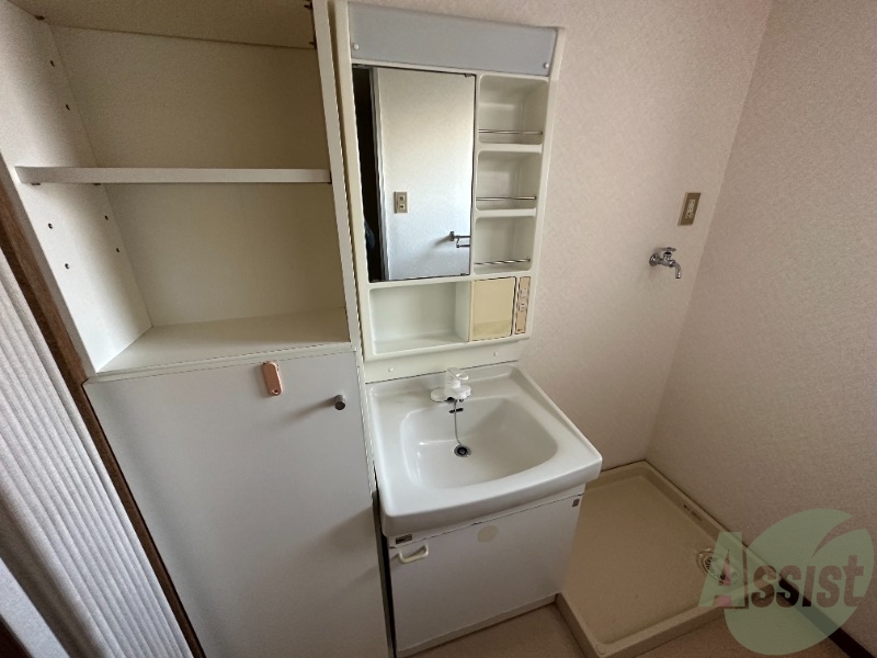 洗面設備　洗面化粧台も独立しており、洗面台の棚も利便性がありますね。