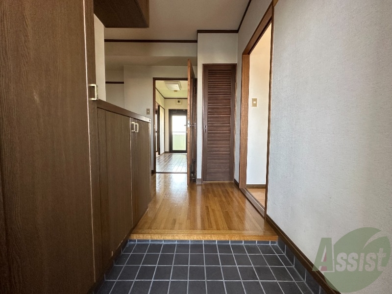 玄関　玄関でございます。毎日の出入りはこちらから。