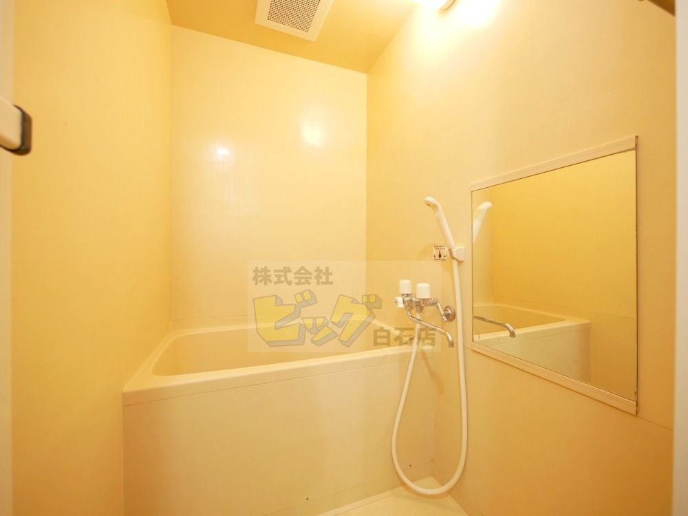 バス・シャワールーム　広々タイプのお風呂です♪