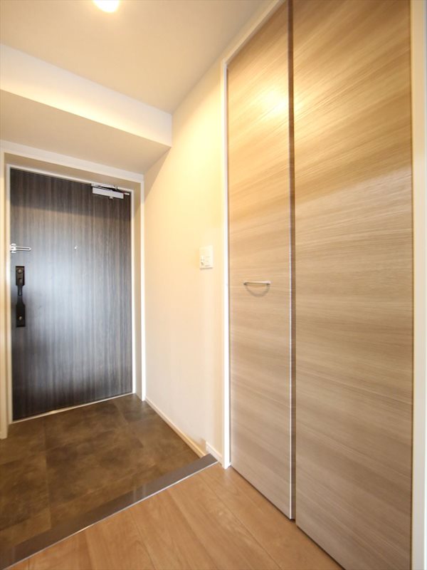 玄関　玄関　シューズボックス付（収納充実してます）