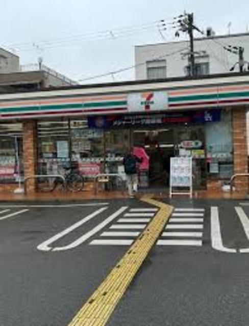 コンビニ　セブンイレブン大阪鶴町3丁目店（コンビニ）まで302m