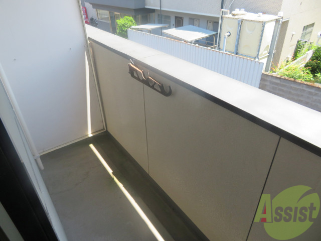 バルコニー　見たところたくさん洗濯物を干すことができそうですねー。