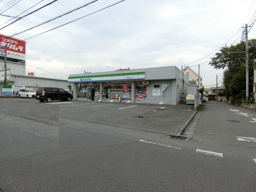 コンビニ　ファミリーマート鶴ヶ丘店（コンビニ）まで219m