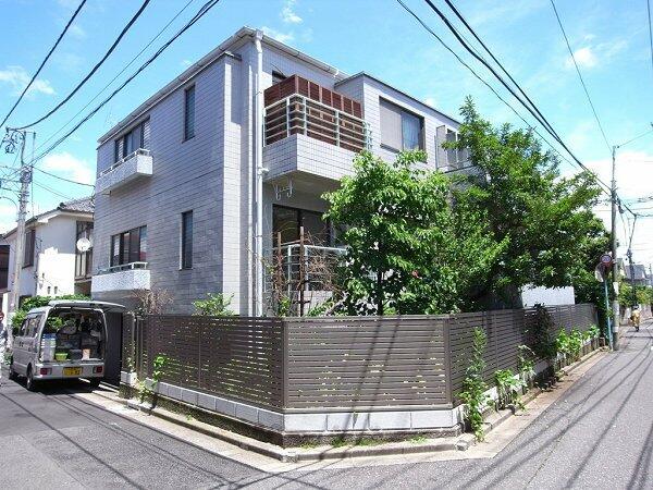 建物外観　３階建ての３階です