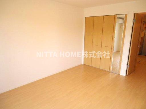 居室・リビング　８．８帖の洋室です＊もちろん収納もついています★