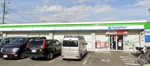 コンビニ　ファミリーマート湘南松尾店（コンビニ）まで739m