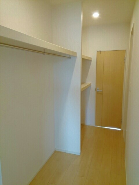 収納　リビングと洋室両方から出入りできる収納です！