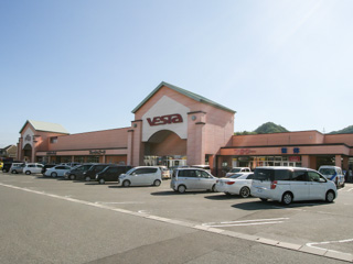 ドラックストア　くすりのレデイ フジ竹原店（ドラッグストア）まで611m