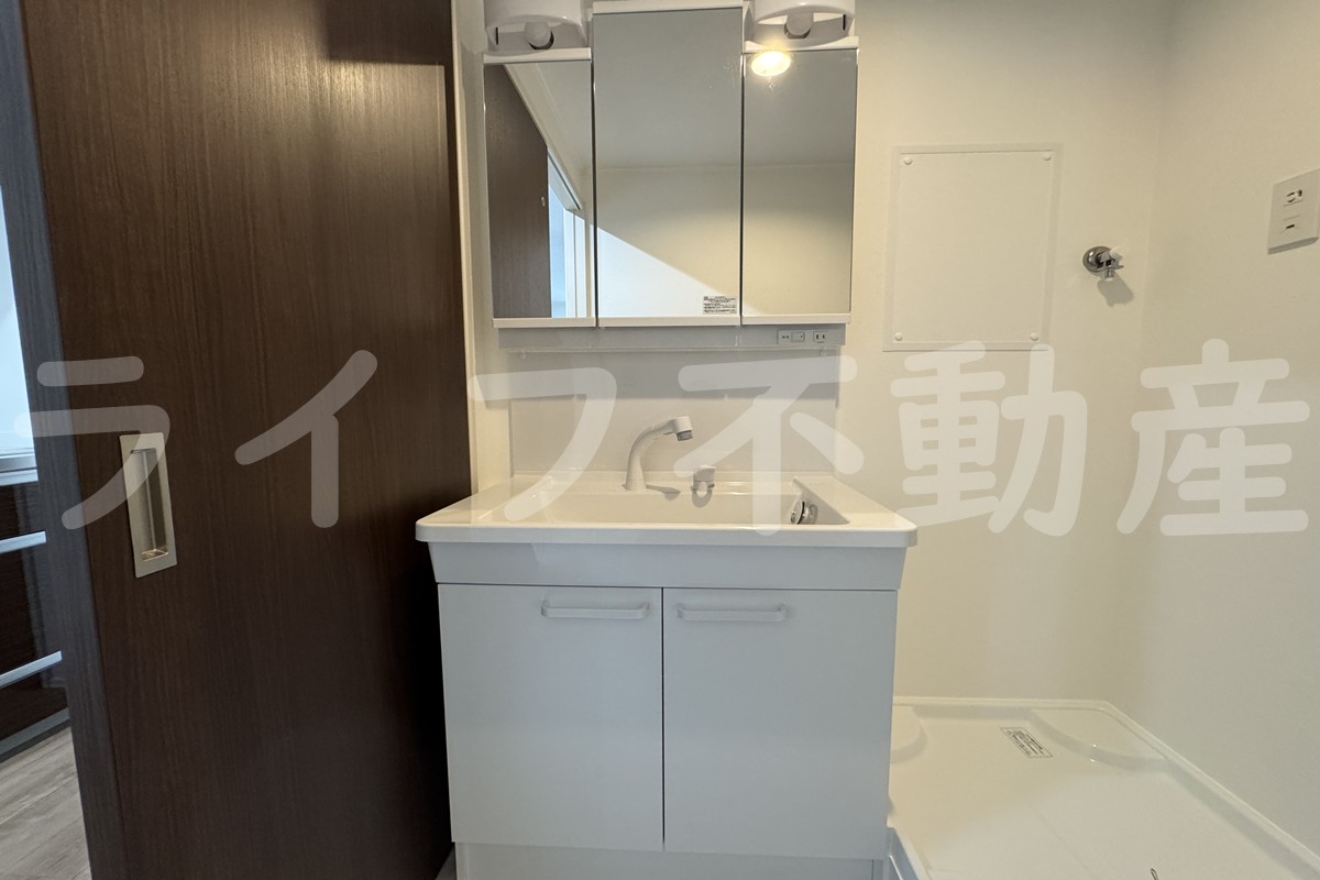 洗面設備　独立洗面台、朝の身支度には欠かせません