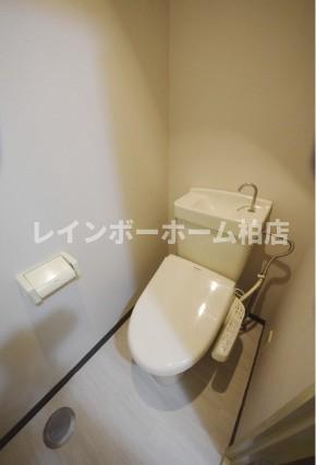 トイレ　落ち着いた色調のトイレです