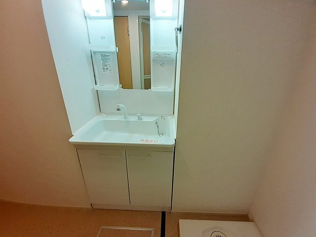 洗面設備　ゆったりとスペースのある洗面所