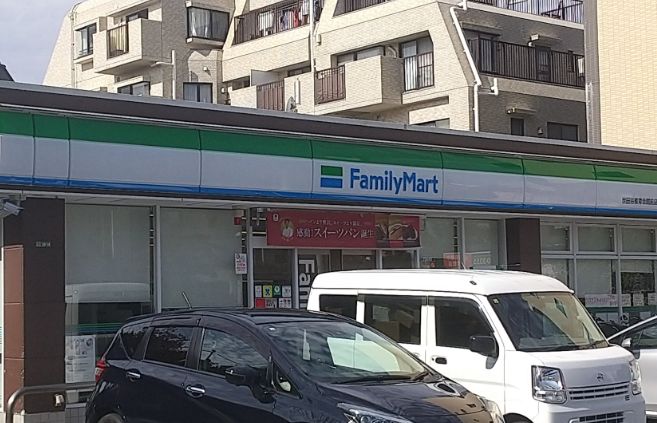 コンビニ　ファミリーマート世田谷教育会館前店（コンビニ）まで325m
