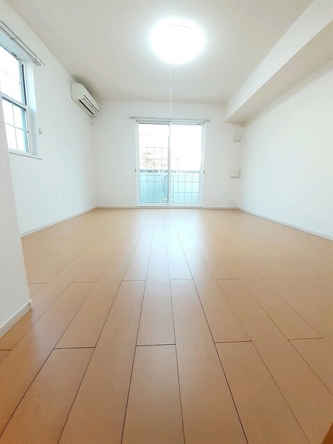 グランシャリオ 大室の居間写真